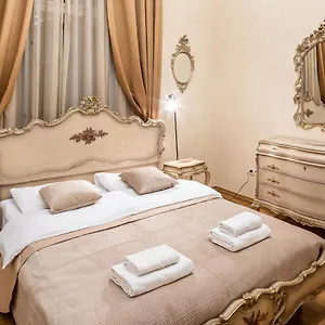 3-bedrooms-royal-italian-style-in-an-austrian-building.hotelslviv.net/